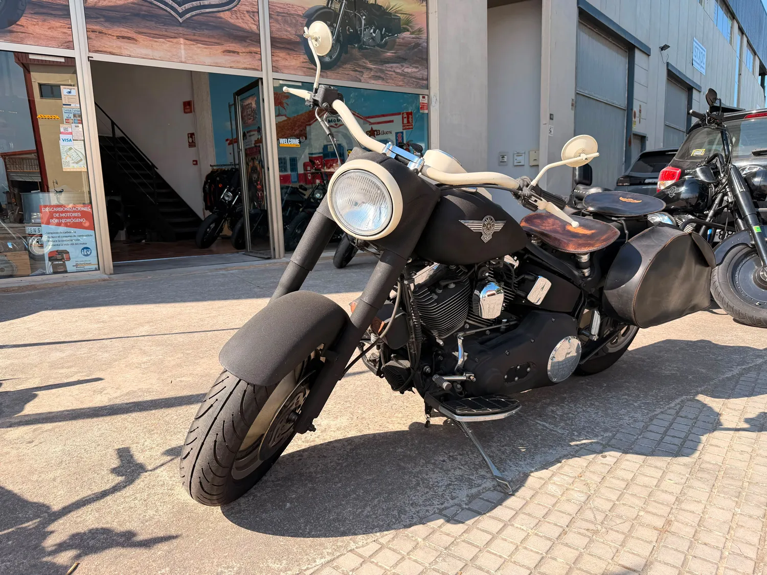 Harley-Davidson Fat Boy FL1 von schräg vorn mit schwarzer Custom-Lackierung