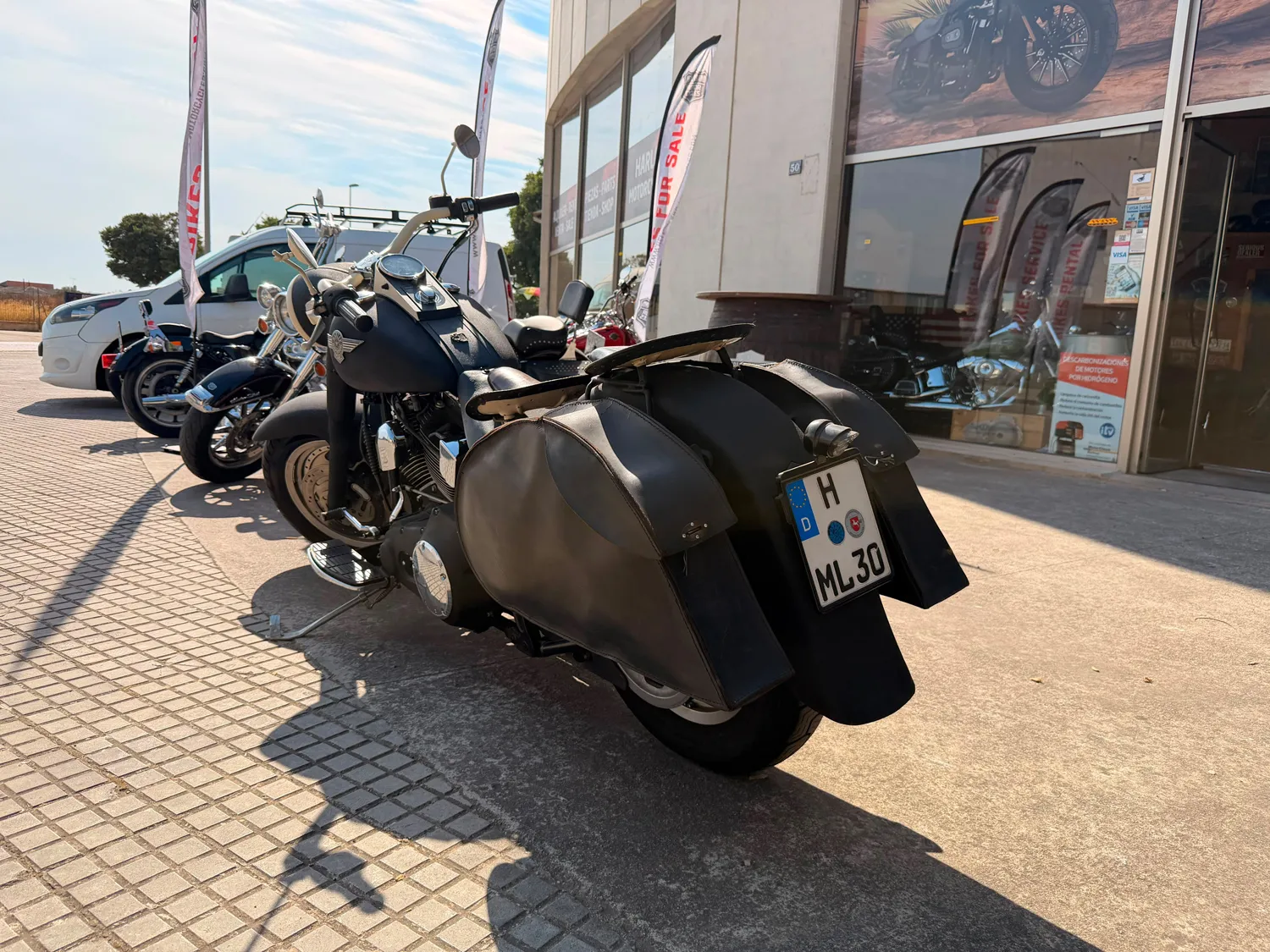 Harley-Davidson Fat Boy FL1 von schräg hinten links mit seitlichen Ledertaschen