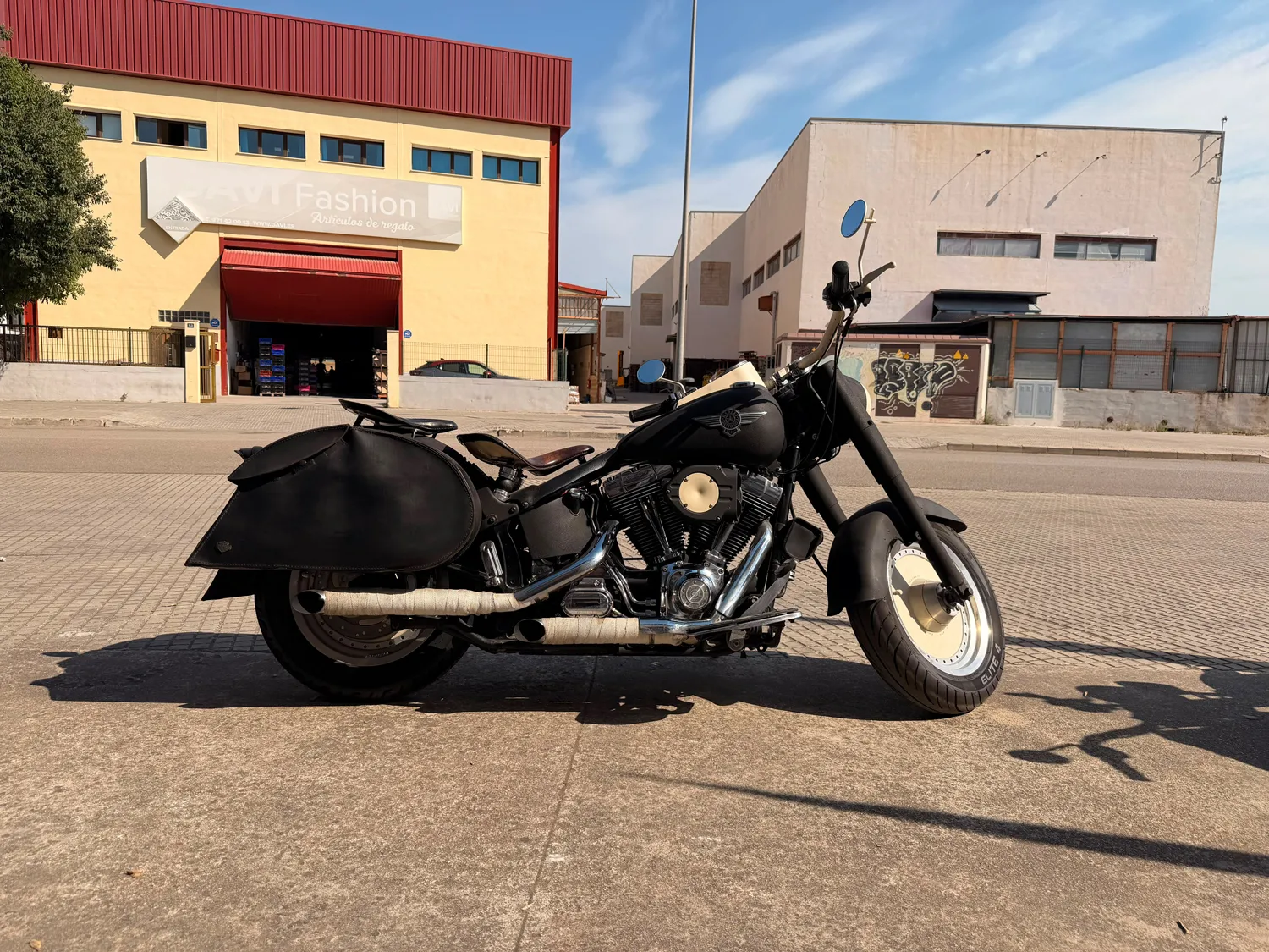 Harley-Davidson Fat Boy FL1 in Schwarz mit Ledertaschen – rechte Seitenansicht