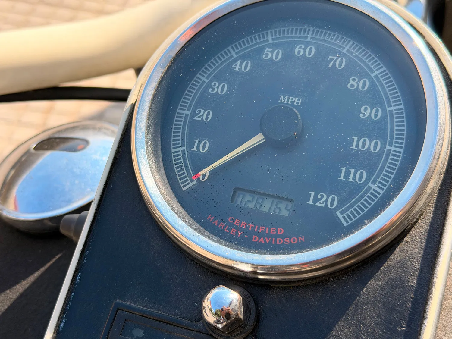 Tacho der Harley-Davidson Fat Boy FL1 mit abgelesenem Kilometerstand