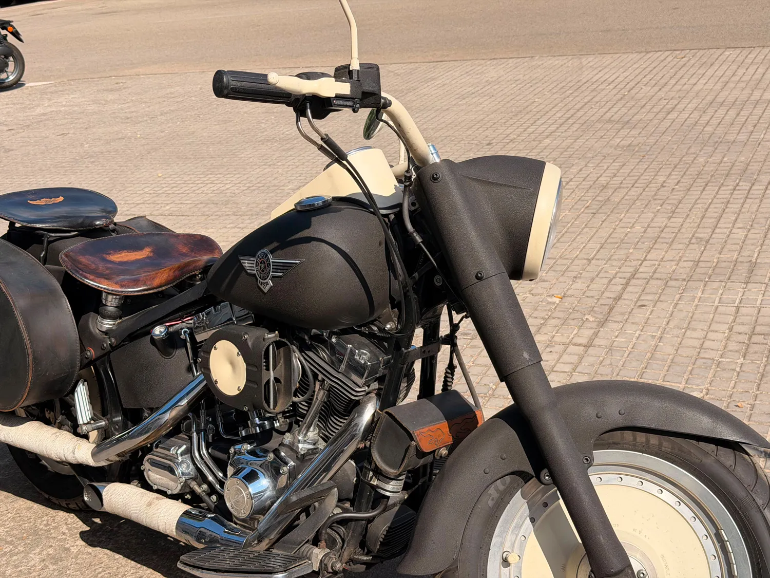 Detailaufnahme von Tank, Motor und Frontbereich der Harley-Davidson Fat Boy FL1