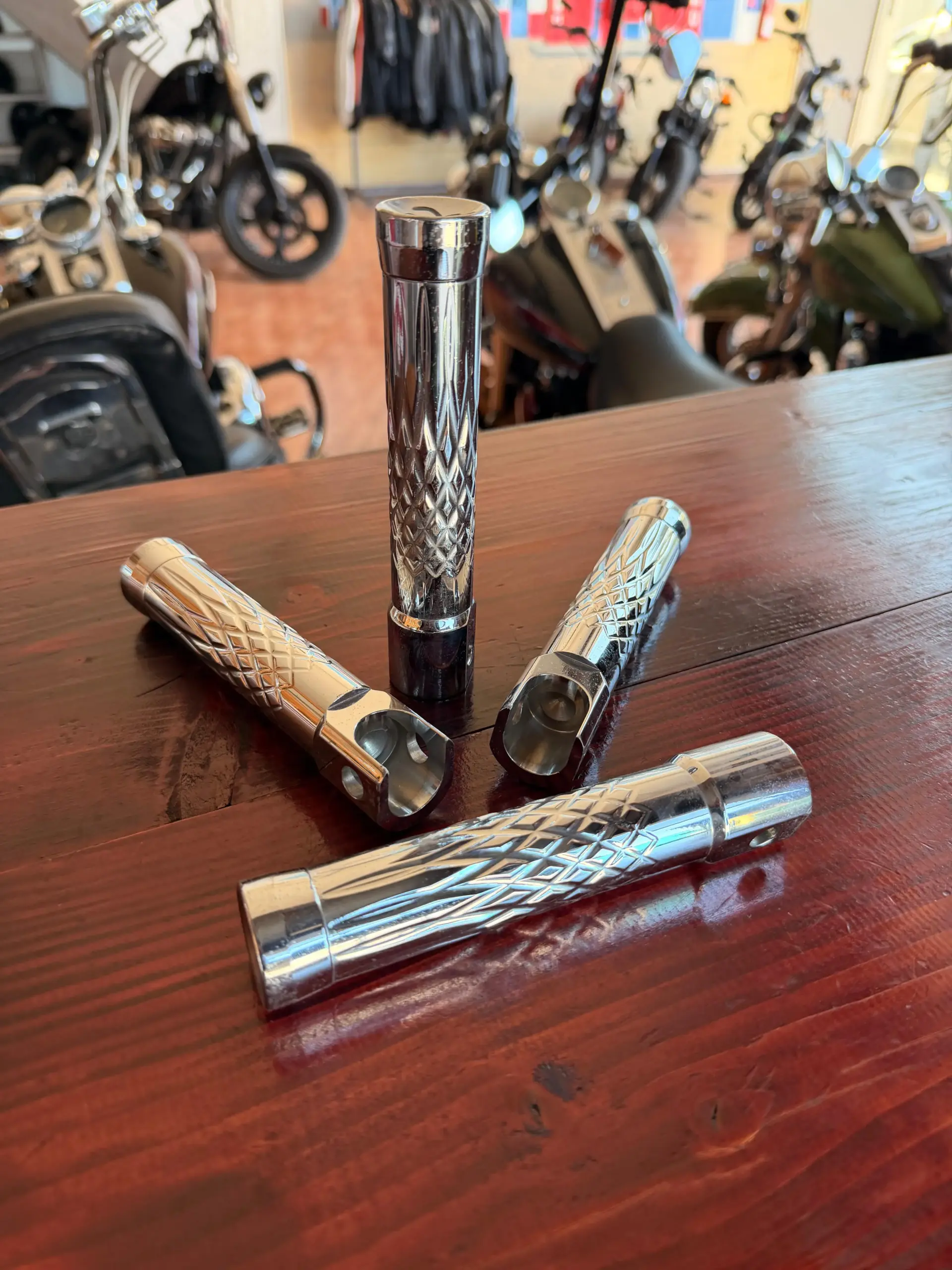 Custom Lenkergriffe aus Chrom mit Diamond-Cut-Struktur für Harley-Davidson